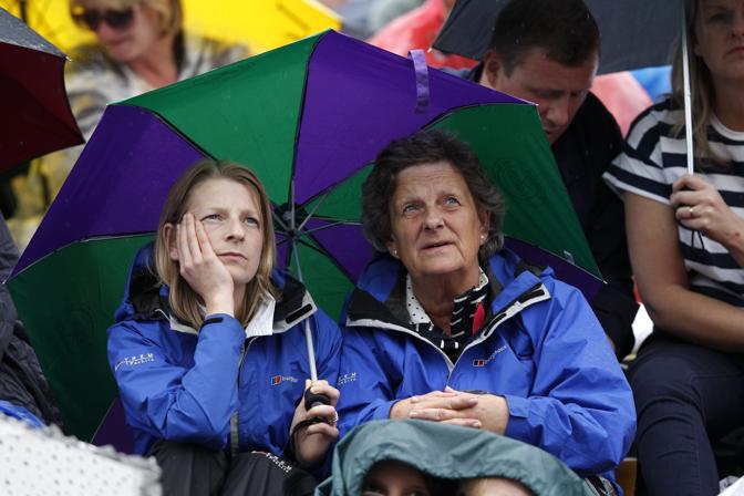 Due generazioni di Wimbledon unite dalla pioggia. Ap